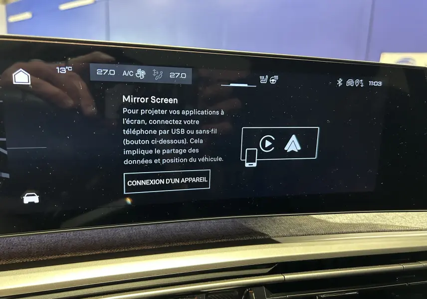 Écran tactile central du Peugeot 3008 Hybrid 2025 affichant l'interface Mirror Screen avec commandes climatisation.