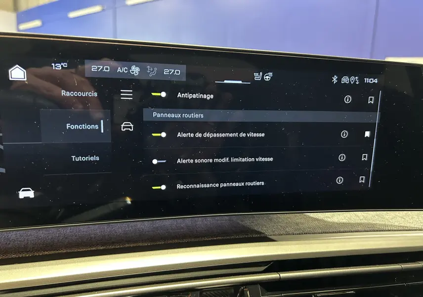 Écran tactile intérieur du Peugeot 3008 Hybrid 2025 affichant les réglages d'assistance à la conduite.
