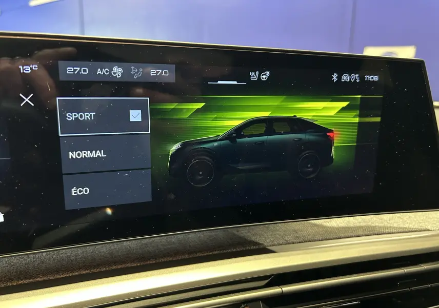Affichage intérieur de la Peugeot 3008 III Hybrid en vue profil droit sur écran tactile, mode Sport sélectionné.
