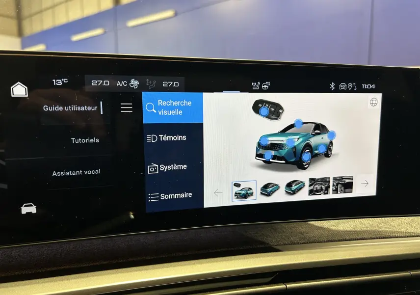 Écran tactile intérieur montrant une Peugeot 3008 bleu en 3/4 avant avec options et commandes visibles.