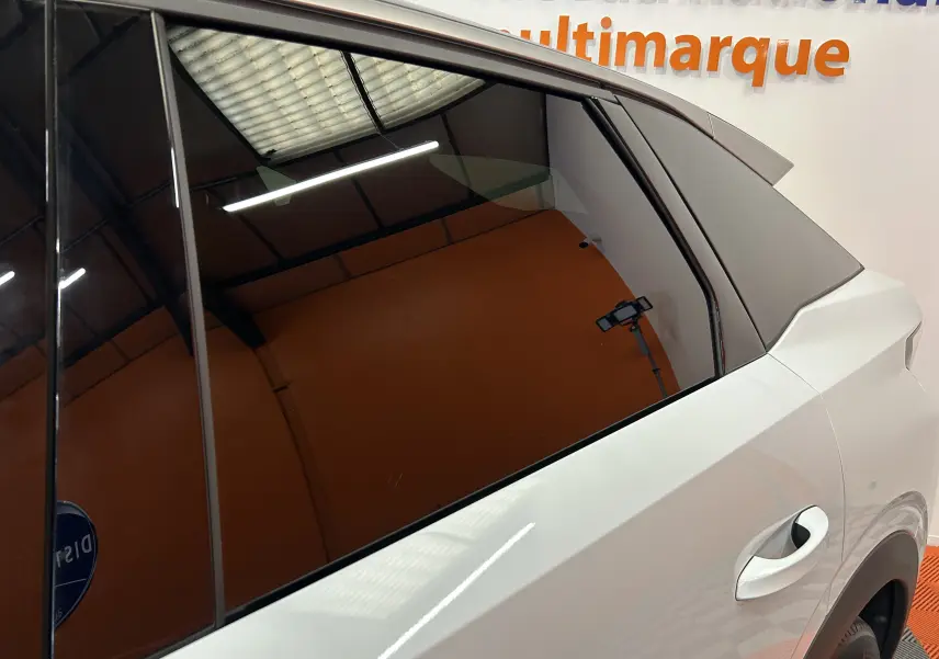 Vue rapprochée du côté arrière droit du Peugeot 3008 blanc Okenite, mettant en valeur la porte et la vitre teintée.