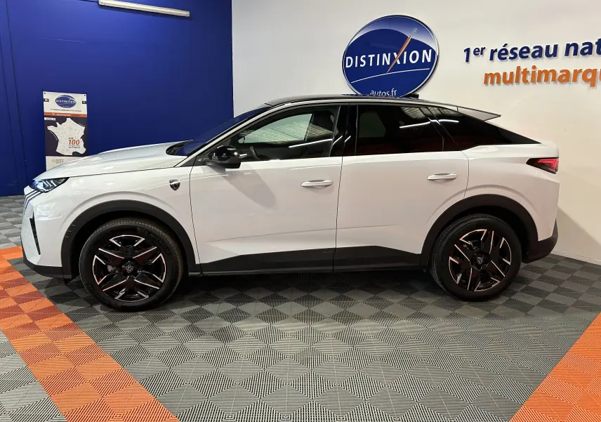 Vue de profil côté gauche du Peugeot 3008 III Hybrid blanc Okenite avec jantes noires et toit noir en showroom.