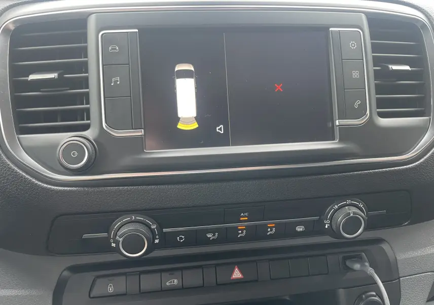 Tableau de bord de l'Opel Vivaro Fourgon 2020 avec écran tactile et commandes de climatisation visibles en gros plan.