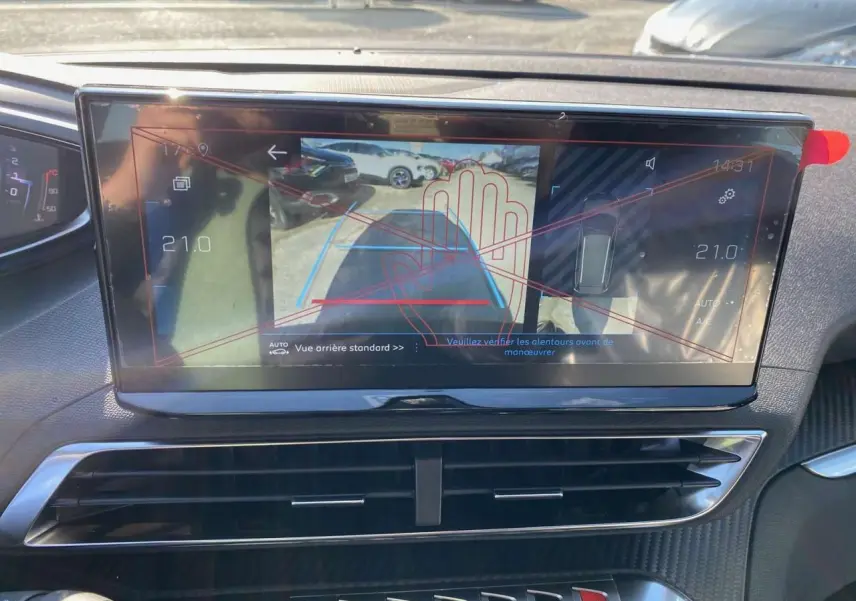 Écran tactile du tableau de bord du Peugeot 5008 2023 affichant la caméra de recul et l'aide au stationnement.