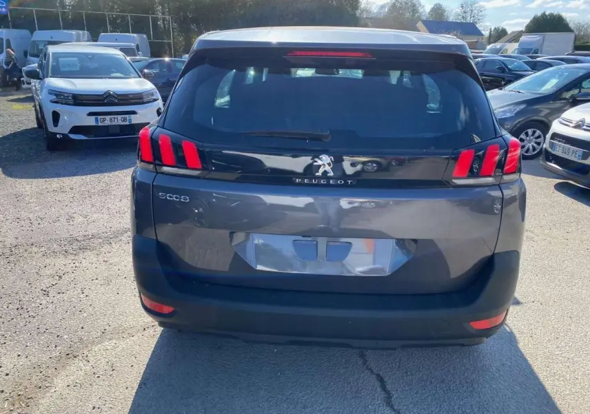 Vue arrière d'un Peugeot 5008 gris platinium métallisé avec feux arrière LED distinctifs en forme de griffes.