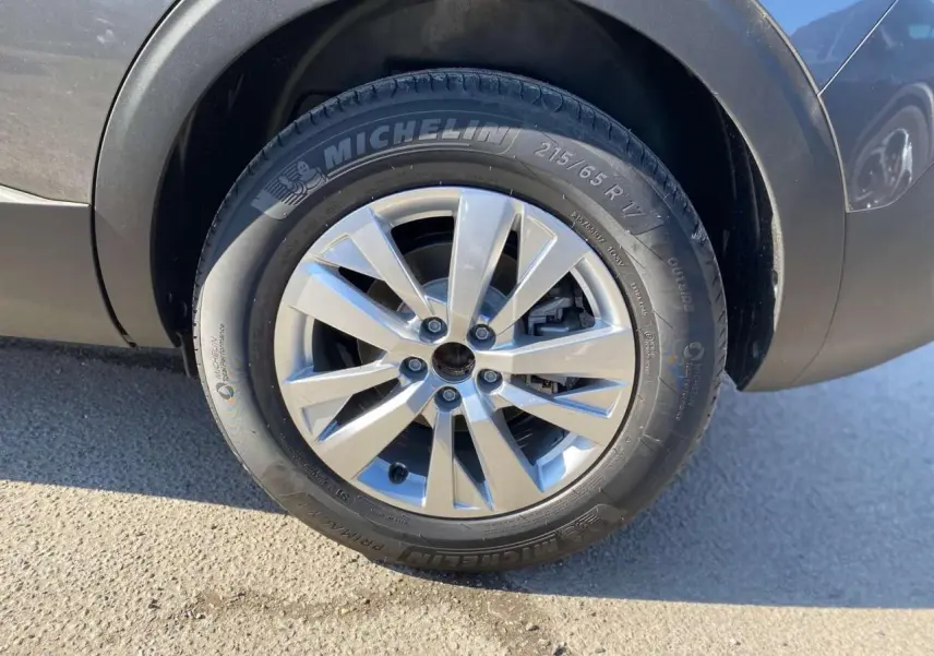 Gros plan sur la jante alliage 17 pouces Chicago et pneu Michelin du côté arrière droit du Peugeot 5008 gris platinium métal.