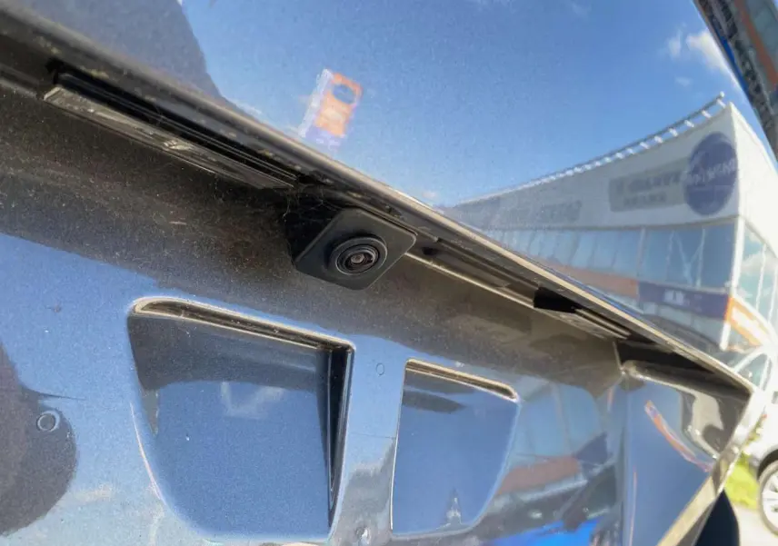 Gros plan sur la caméra de recul intégrée au hayon gris platinium métallisé du Peugeot 5008 2023.