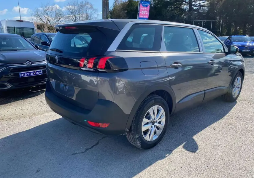 Peugeot 5008 gris platinium métal vue 3/4 arrière droit, feux arrière LED et jantes alliage 17 pouces visibles.