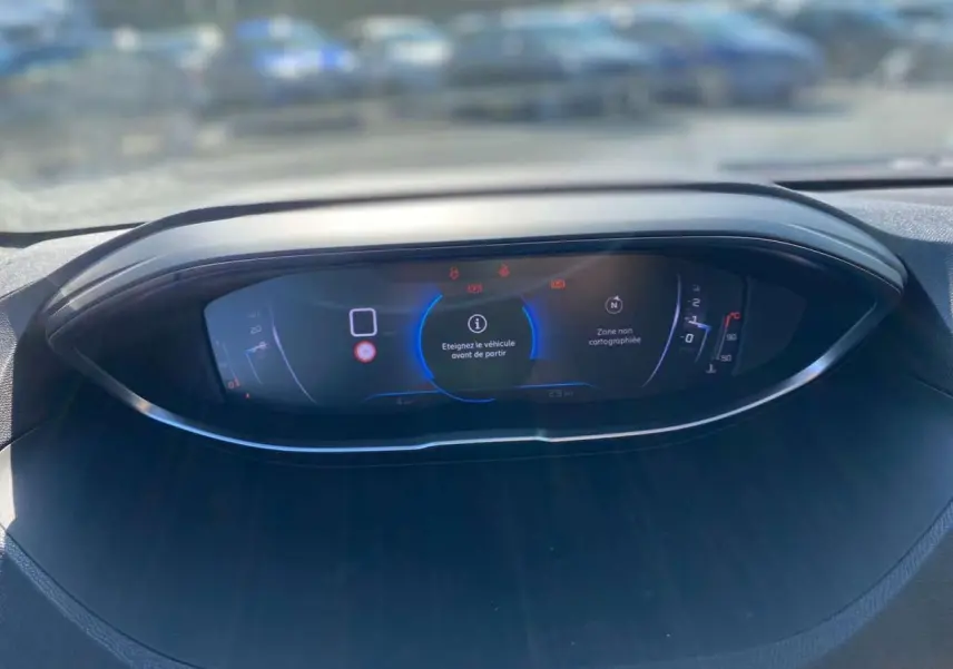 Tableau de bord numérique du Peugeot 5008 2023 affichant des alertes et une zone non cartographiée.