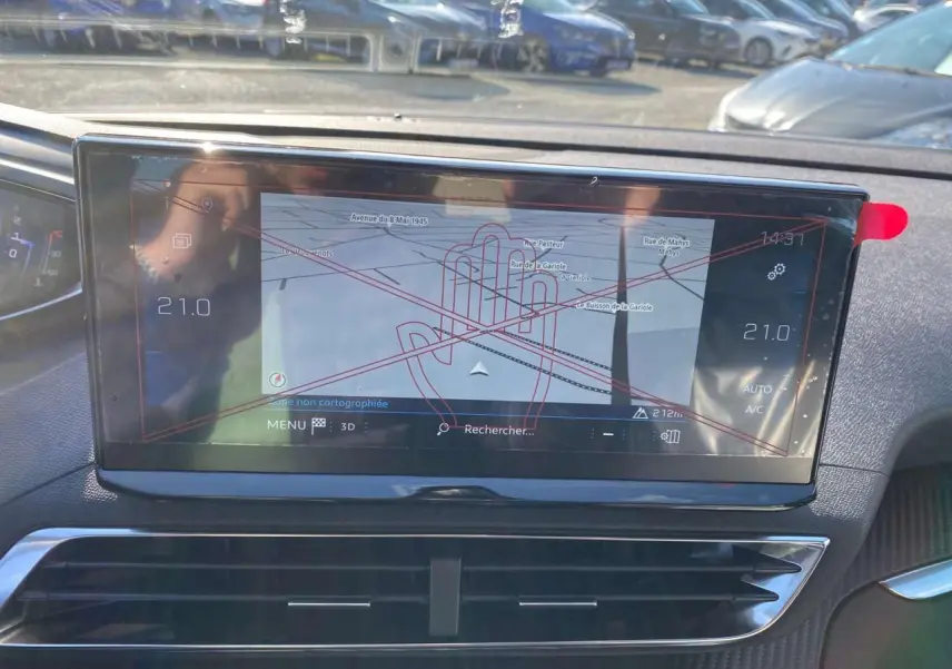 Écran tactile 10 pouces du Peugeot 5008 2023 affichant la navigation 3D, vu de face dans l'habitacle.