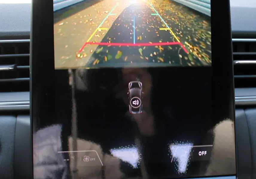 Écran tactile intérieur du Renault Captur 2025 affichant la caméra de recul avec lignes de guidage colorées.