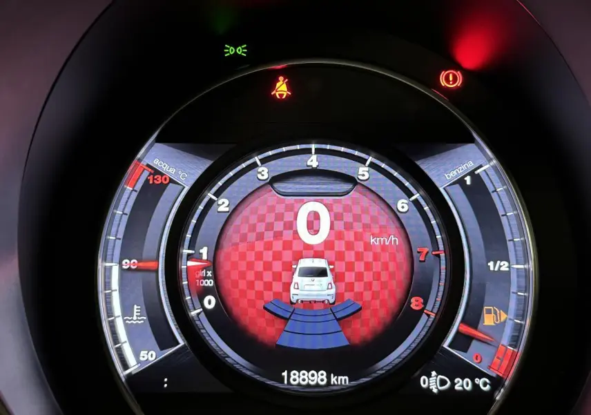 Affichage numérique du tableau de bord de l'Abarth 595 Competizione noir, montrant la vitesse à 0 km/h et le radar de recul actif.