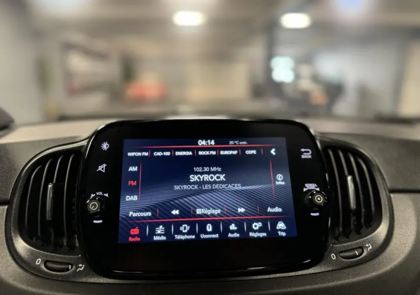 Écran tactile central Uconnect 7'' affichant la radio Skyrock, entouré de la planche de bord noire du tableau de bord Abarth 595 Competizione.