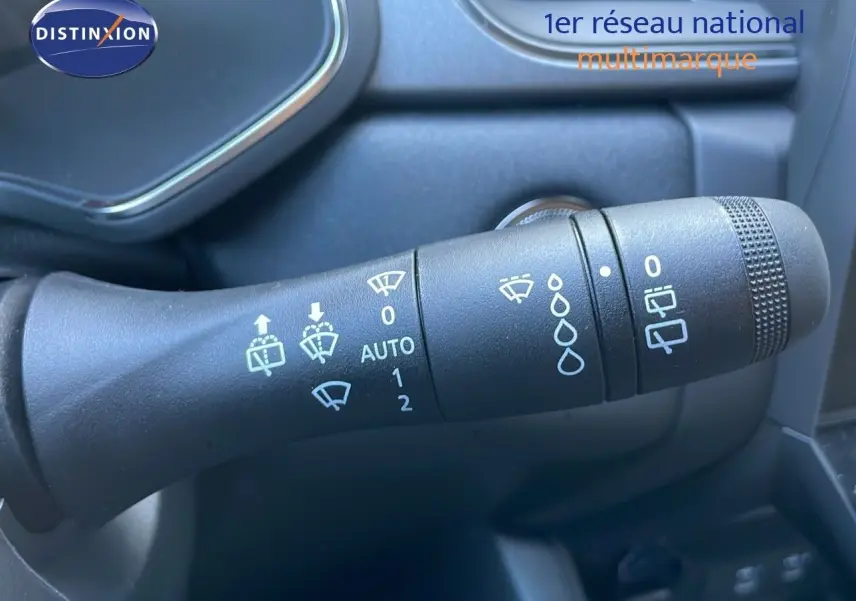 Gros plan sur la commande d’essuie-glace du Renault Captur blanc nacré 2025, avec pictogrammes clairs et molette texturée.