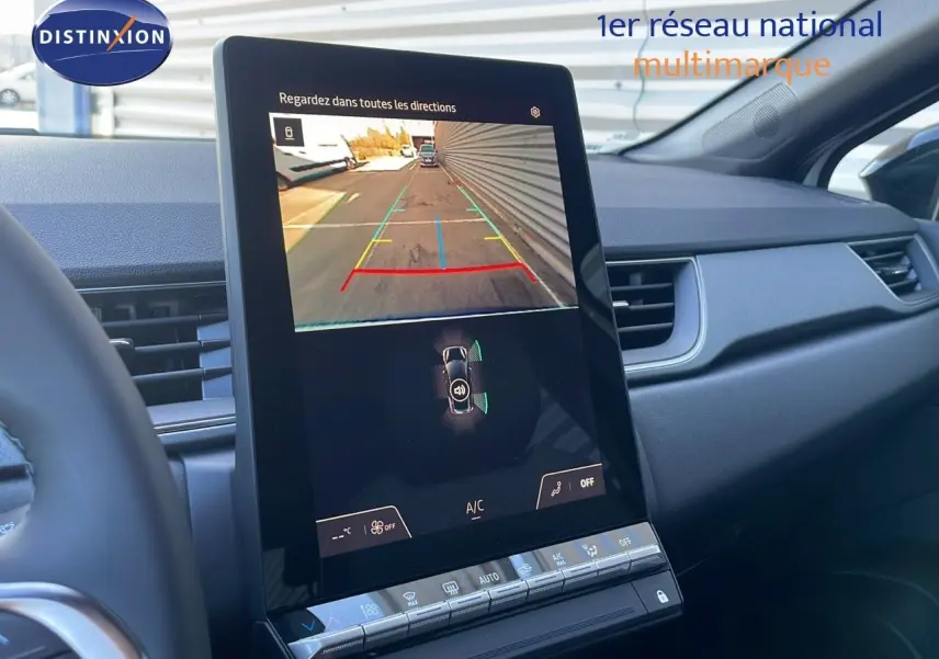 Vue intérieure du tableau de bord du Renault Captur blanc nacré 2025, écran tactile affichant la caméra de recul.