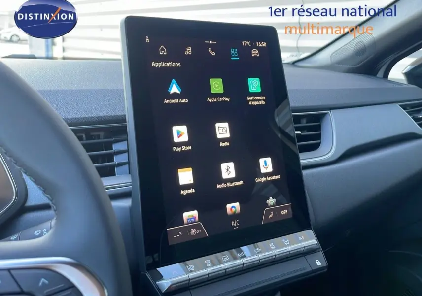 Vue intérieure du tableau de bord du Renault Captur E-Tech Hybrid 2025, avec écran tactile central affichant les applications connectées.