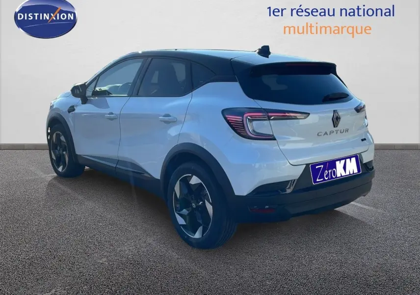 Vue 3/4 arrière droite d'un Renault Captur E-Tech hybride blanc nacré avec toit noir et jantes noires.