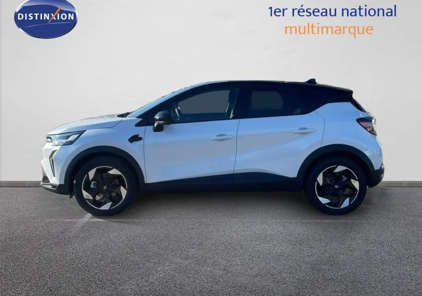 Profil latéral gauche du Renault Captur E-Tech blanc nacré avec toit noir, soulignant ses jantes noires et design moderne.