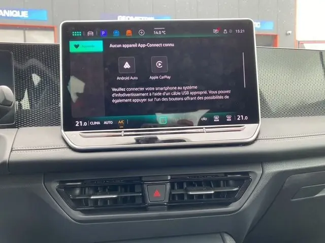 Gros plan sur l'écran tactile central du tableau de bord du Volkswagen Tiguan noir 2024, affichant les options Android Auto et Apple CarPlay.