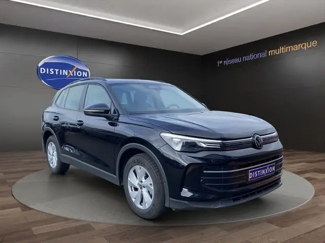 Volkswagen Tiguan noir 2024 en 3/4 avant droit, SUV compact avec calandre moderne et jantes argentées.