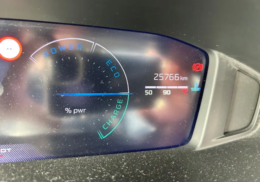 Tableau de bord numérique de Peugeot 208 Hybrid 110 e-DCS6 Allure 2024, affichant 25 766 km et jauge température moteur.