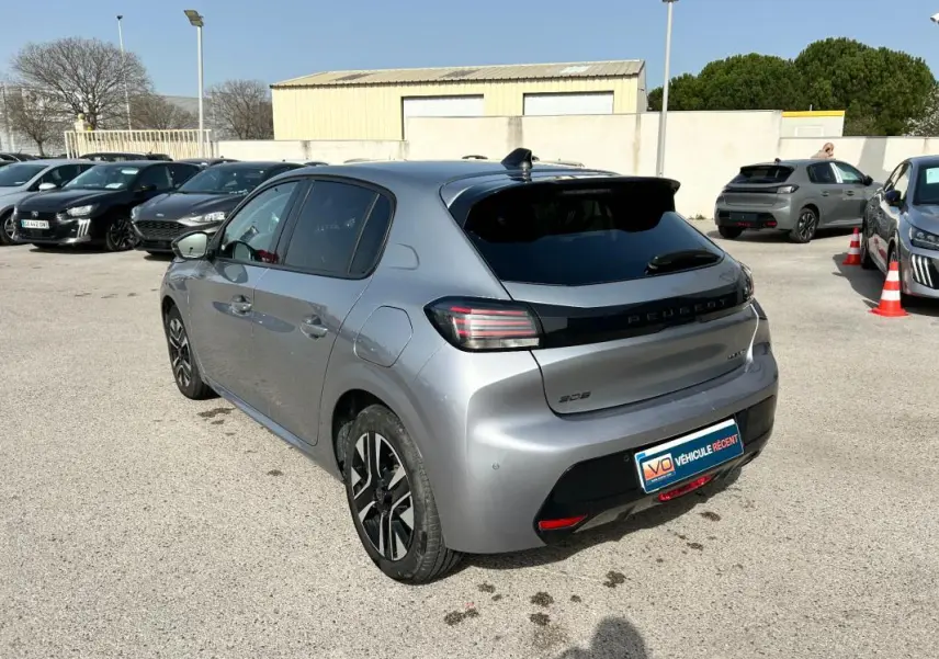 Peugeot 208 Hybrid gris vue 3/4 arrière droit, avec feux arrière LED et jantes alliage distinctives.