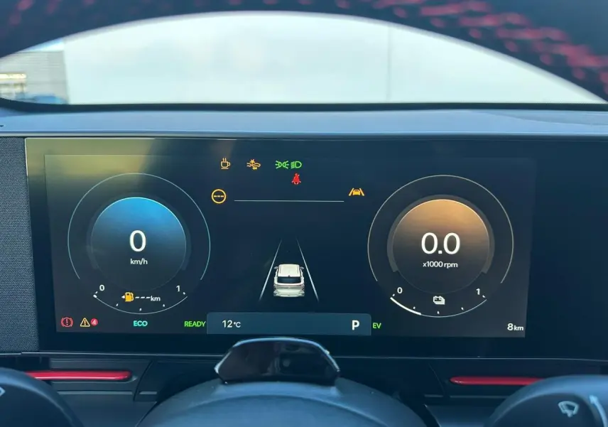 Tableau de bord numérique du Hyundai Kona noir, affichage central avec compte-tours et vitesse à 0 km/h.