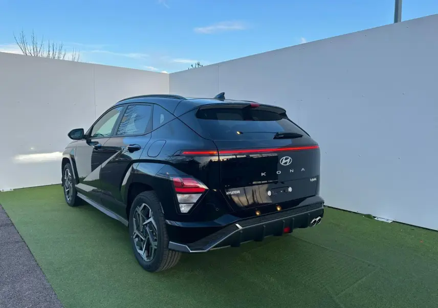 Vue 3/4 arrière droite d’un Hyundai Kona II noir Abyss Metal avec feux arrière LED et jantes alliage 18 pouces.
