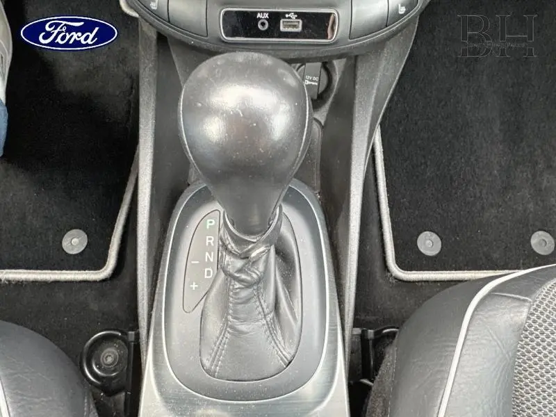 Vue rapprochée du levier de vitesses automatique noir dans l’habitacle d’une Fiat 500X 2017.