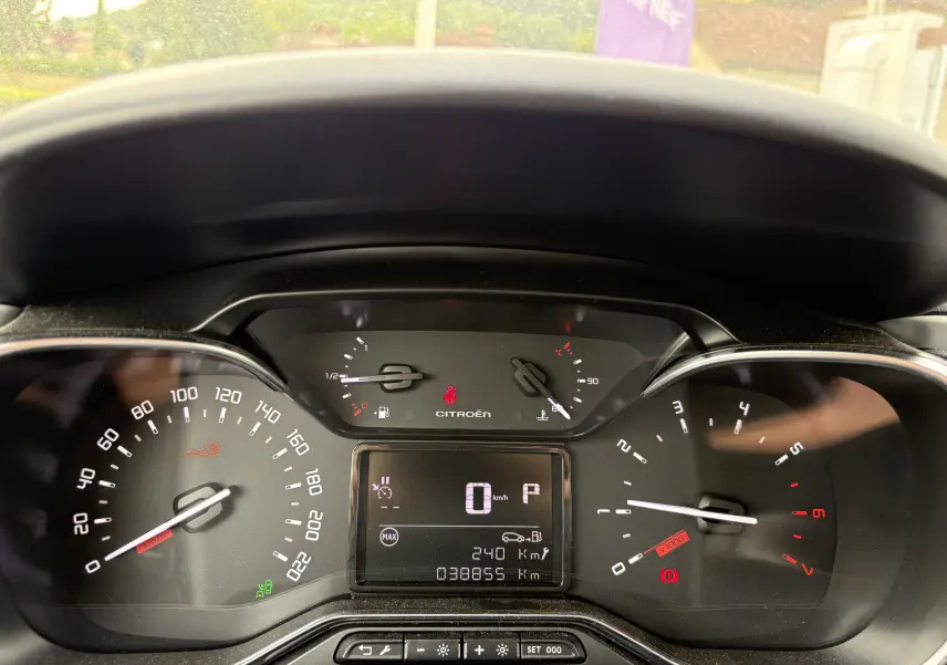 Vue rapprochée du tableau de bord de la Citroën C3 beige 2019, affichant la vitesse, le compte-tours et les voyants allumés.