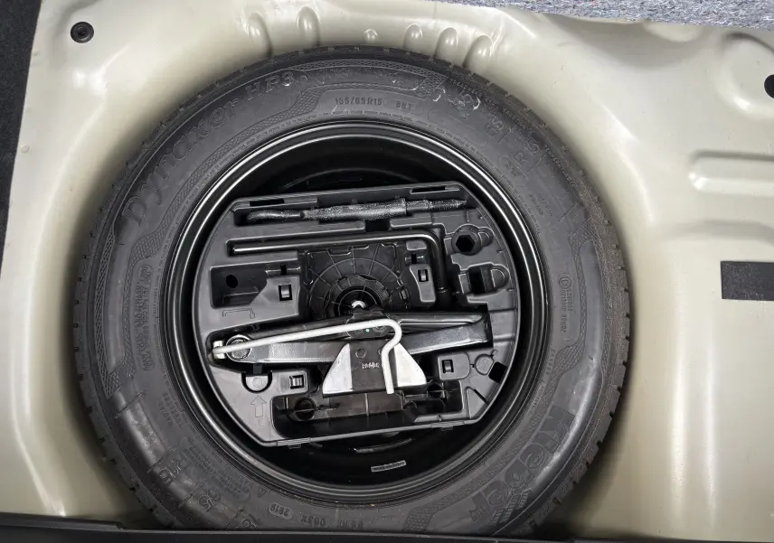 Vue plongeante sur la roue de secours noire et beige avec outils intégrés du Citroën C3 2019 beige.