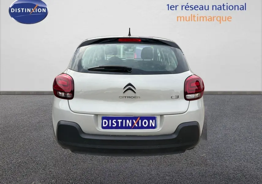 Vue arrière d'une Citroën C3 beige 2019 avec feux rouges et pare-chocs noir, immatriculée Distinxion.