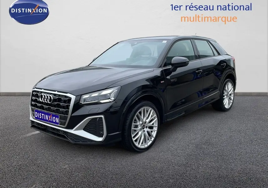 Audi Q2 noir mito metal vue 3/4 avant droit, avec jantes alliage et calandre S-Line distinctive.