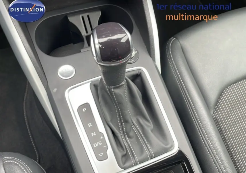 Vue rapprochée de la console centrale avec levier de vitesse automatique et sellerie noire du Audi Q2 2025 finition S-Line.
