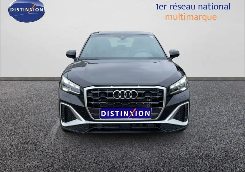 Vue frontale d'un Audi Q2 noir mito metal 2025 avec calandre large et éclairage LED distinctif.