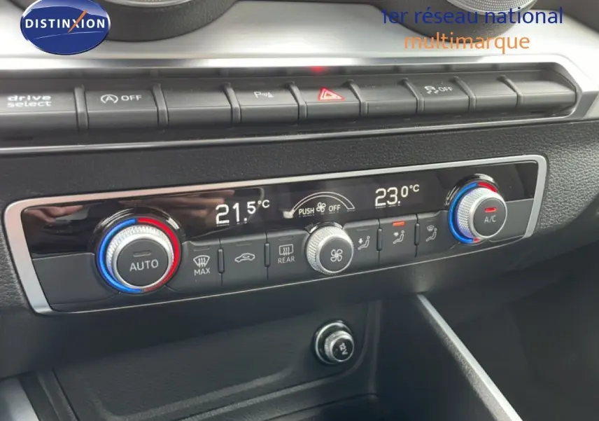 Vue rapprochée du tableau de bord de l'Audi Q2 2025 noir, montrant la commande de climatisation automatique bi-zone.