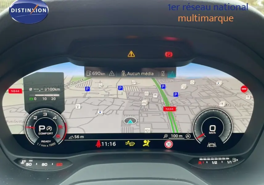 Vue rapprochée du tableau de bord numérique de l'Audi Q2 noir mitos metal, affichant la navigation et les indicateurs de conduite.