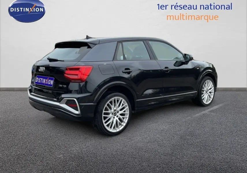 Audi Q2 35 2.0 TDI S-Line noir mito metal, vue 3/4 arrière droit avec jantes alliage 19 pouces.