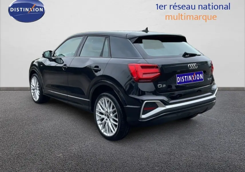 Audi Q2 noir mito metal vue 3/4 arrière droit, avec jantes alliage et feux arrière LED distinctifs.