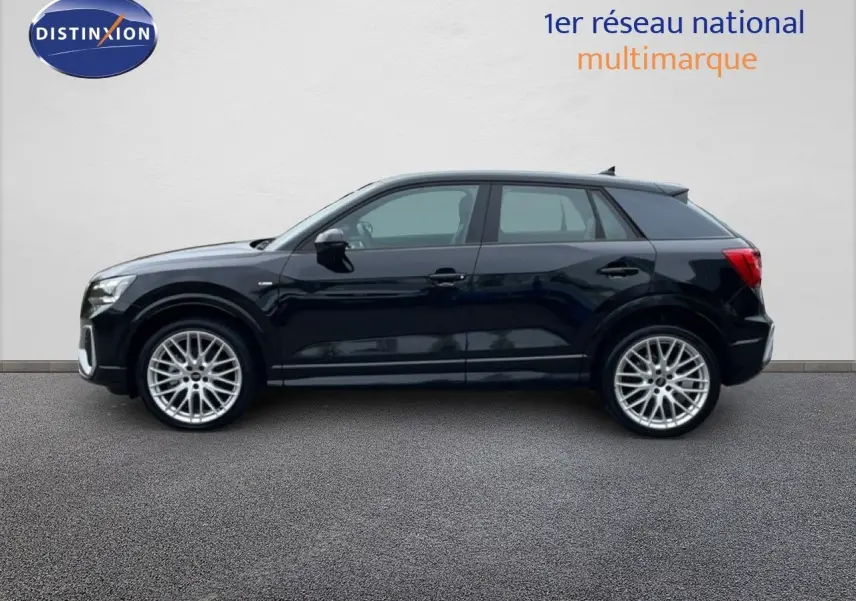 Profil droit d'un Audi Q2 noir mito metal 2025 avec jantes alliage et finition S-Line visible sur fond neutre.