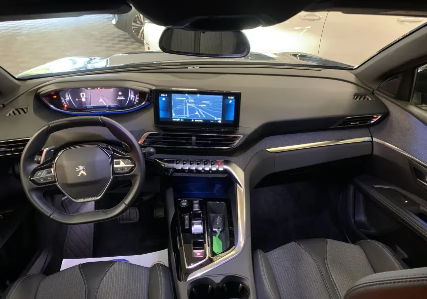 Vue intérieure avant du Peugeot 5008 II Ph.2 avec tableau de bord numérique et écran central tactile.