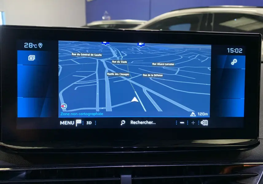 Écran tactile du système de navigation du Peugeot 5008 II Ph.2, affichant une carte en 3D avec itinéraire.