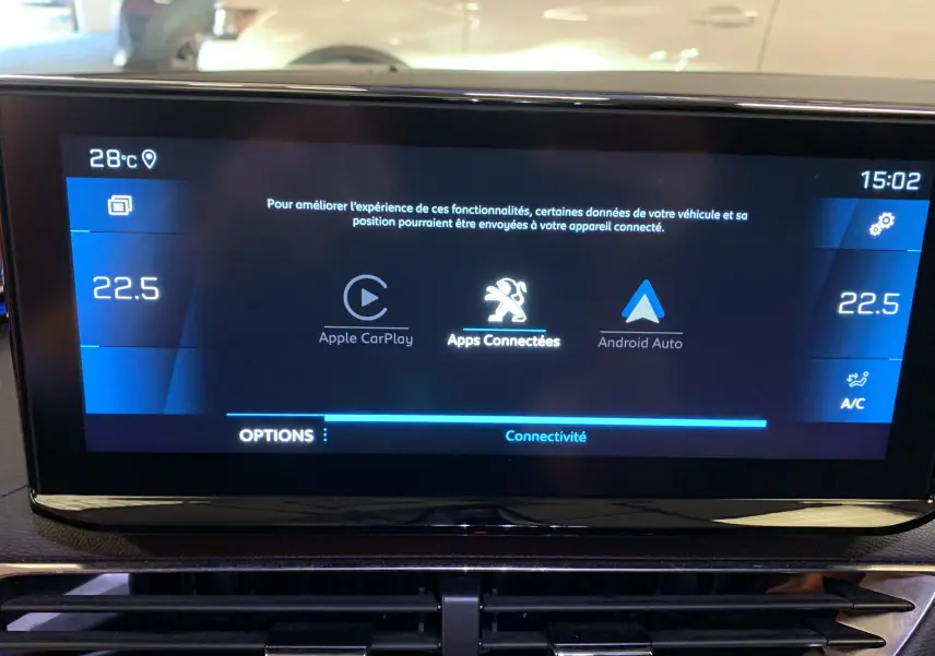Écran tactile central du Peugeot 5008 Bleu Célèbes affichant les options Apple CarPlay, Android Auto et la climatisation à 22,5°C.