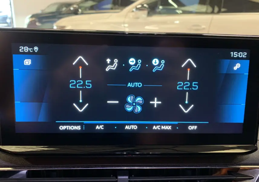 Écran tactile de la climatisation automatique du Peugeot 5008 2024 affichant 22,5°C et réglages de ventilation.