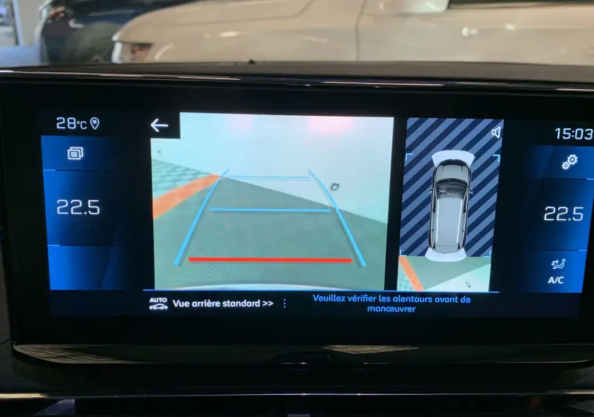 Écran multimédia du Peugeot 5008 bleu Célèbes montrant la caméra de recul et l'affichage 360° intérieur.