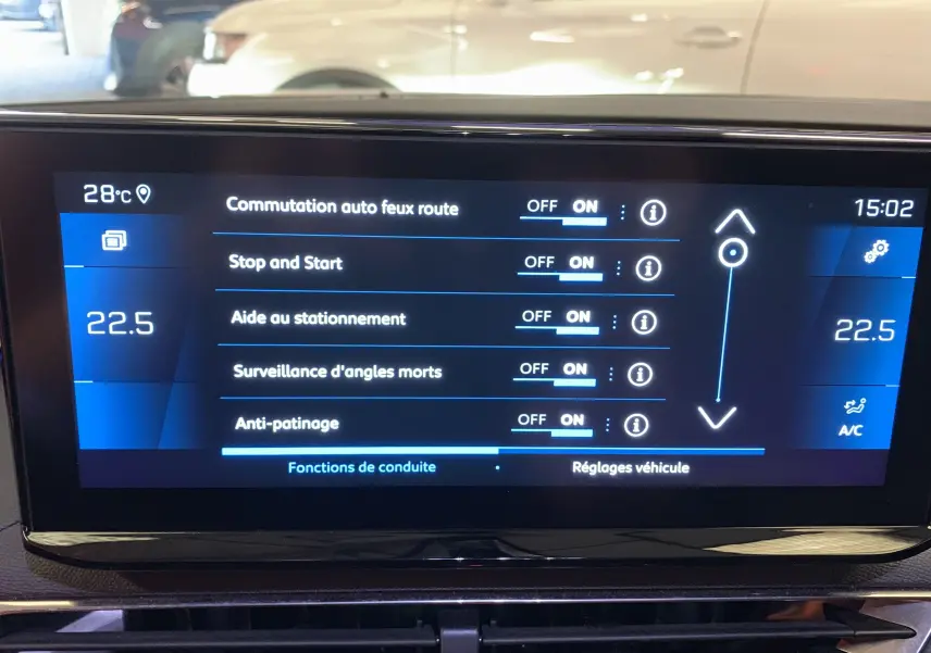 Écran tactile intérieur du Peugeot 5008 2024 affichant les réglages d’aides à la conduite et climatisation.