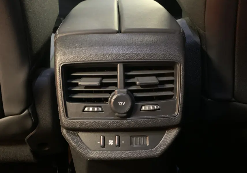 Vue rapprochée des aérateurs arrière et commandes de ventilation du Peugeot 5008 bleu Célèbes, intérieur noir.