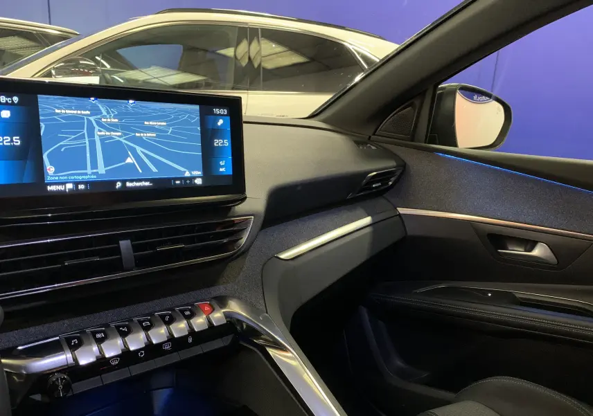 Vue intérieure côté passager du Peugeot 5008 2024, mettant en valeur l'écran tactile et les finitions modernes noires.