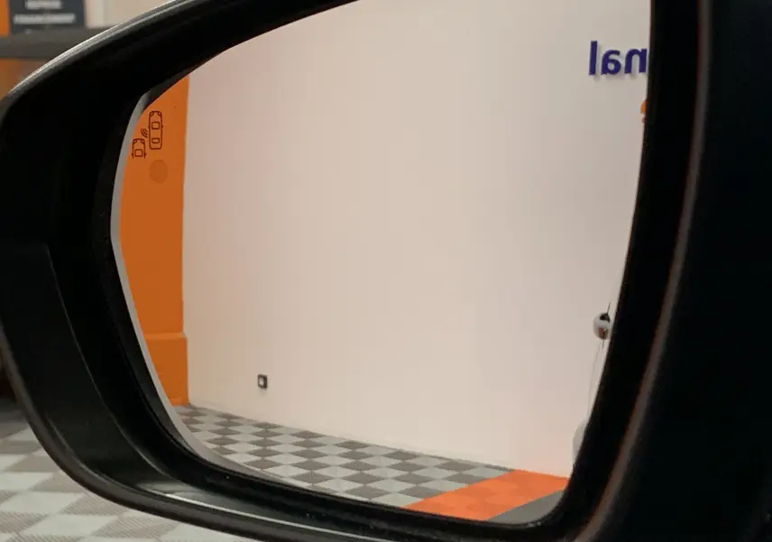 Vue dans le rétroviseur côté droit du Peugeot 5008 bleu Célèbes, sans visibilité directe du véhicule.