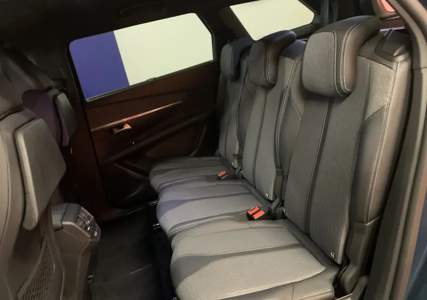 Vue intérieure côté droit des sièges arrière en tissu et cuir du Peugeot 5008 Bleu Célèbes 2024, version Allure Pack.
